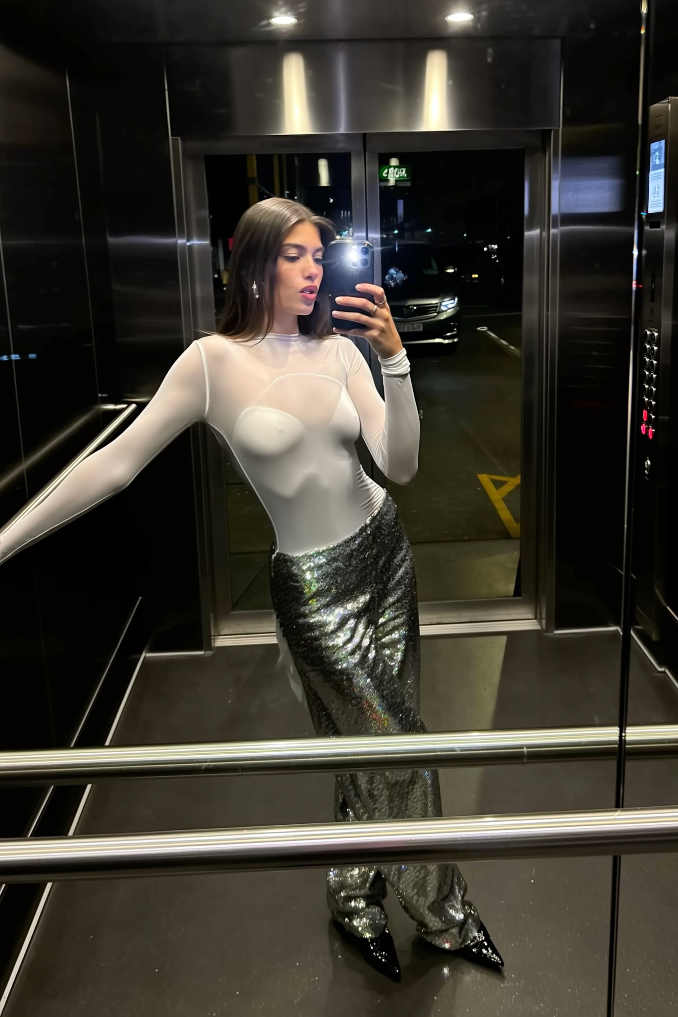 Glamour no Elevador Noturno